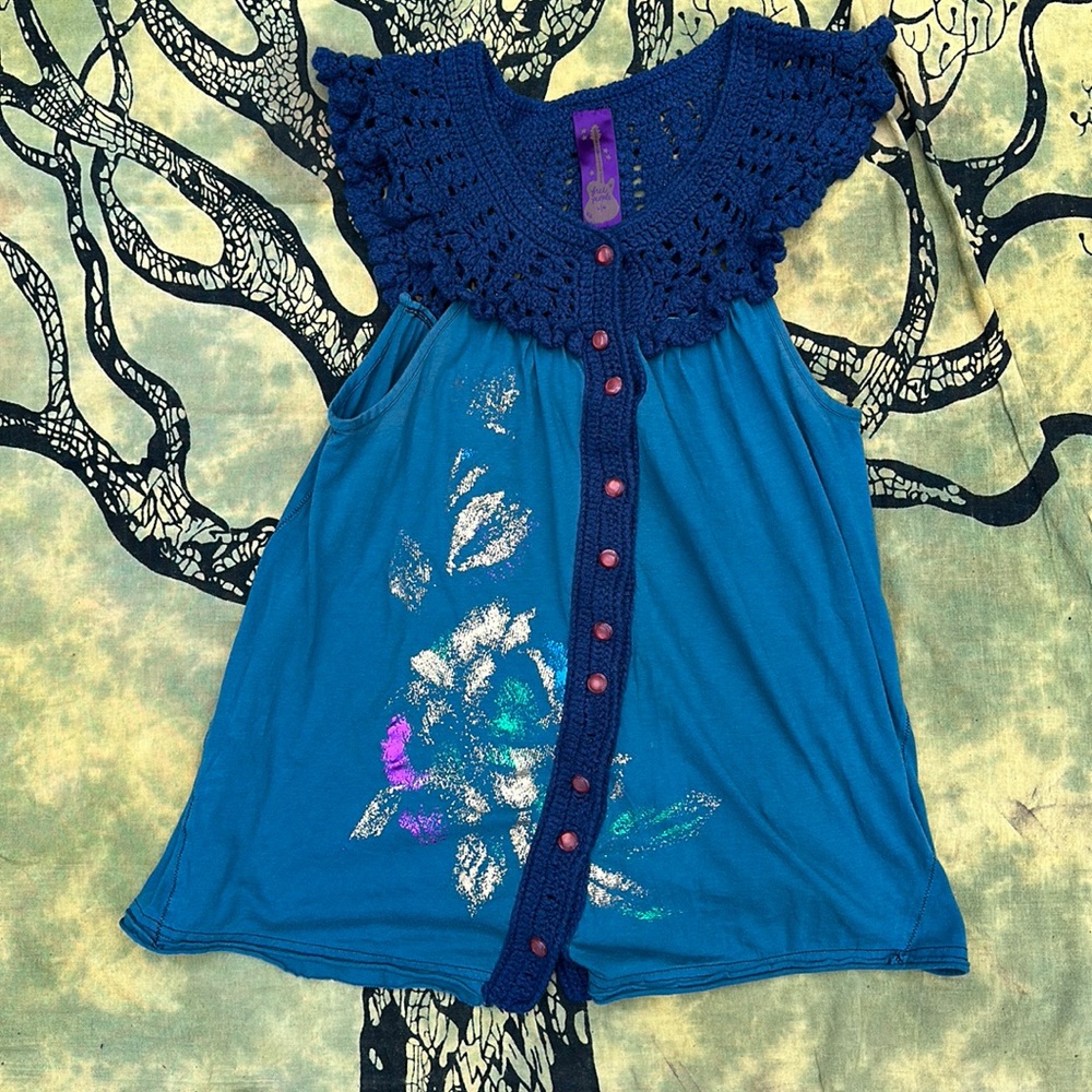 Free People buttonup sleeveless blouse shiny abstract graphic knit upper blue L